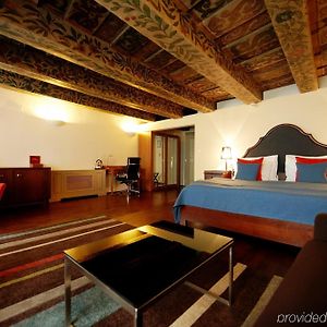 Iron Gate Hotel&Suites